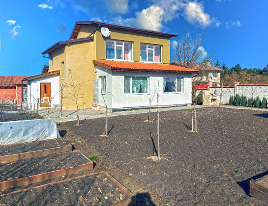 Maison meublée de 200 m², 3 chambres, terrain de 1500 m², village privilégié, à 20 km de la mer