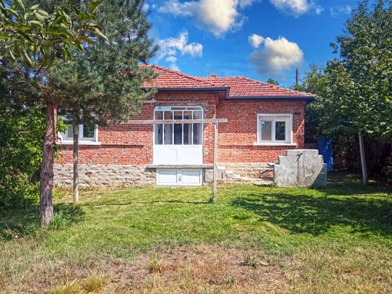 Отремонтированный дом площадью 80 кв. м с 2 спальнями, участок 2200 кв. м, желаемая деревня, 25 км до моря