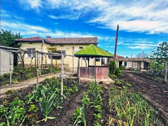 Maison meublée de 80 m², 3 chambres, terrain de 1530 m², à 30 km de la mer