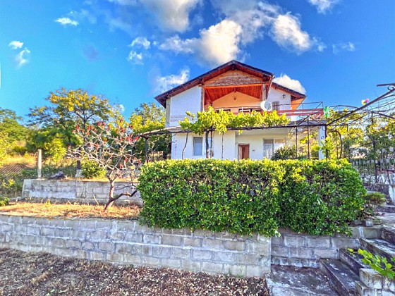 Maison de 100 m² avec 3 chambres, terrain de 600 m², avec vue sur la mer, banlieue de Varna, à 1 km de la plage