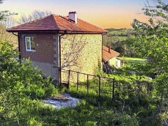 Дом площадью 85 кв. м с 3 спальнями, начат ремонт, участок 2000 кв. м, 10 км от города Провадия