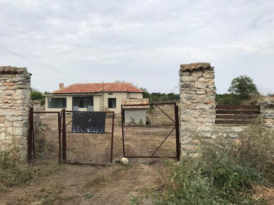 Уютный дом с участком 2150 кв.м. недалеко от моря и города Каварна.