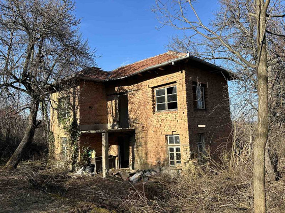 Charmante maison à deux étages avec bâtiments agricoles dans la municipalité de Dryanovo
