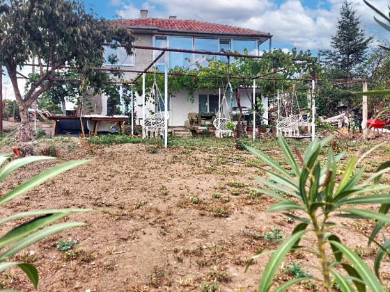 Maison de 130 m², 4 chambres, 2 salles de bain, terrain de 880 m², village apprécié, à 10 km de Varna, à 20 km de la mer