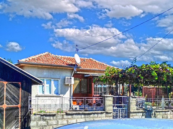 Maison de 110 m² avec 3 chambres, terrain de 900 m², dans une petite ville, à 40 km de la mer