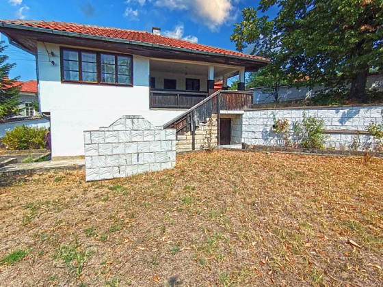 Maison de 150 m² avec 4 chambres de style Renaissance, terrain de 450 m², village privilégié, à 20 km de la ville de Razgrad