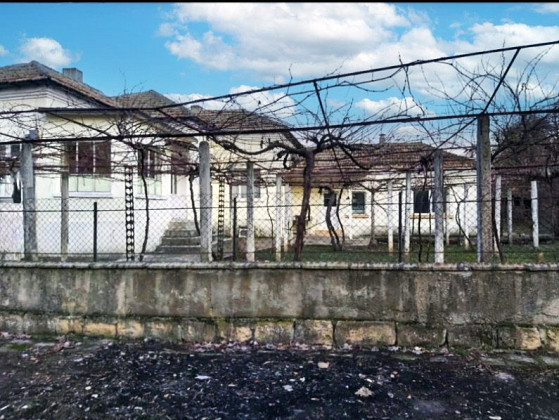 Утепленный дом площадью 170 кв. м с 3 спальнями, участок 1050 кв. м, 17 км до города Тервел