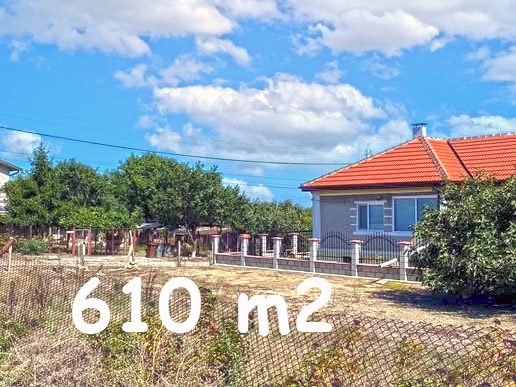 Участок под застройку площадью 610 кв. м, вода и электричество перед участком, отличное расположение, 5 км до моря