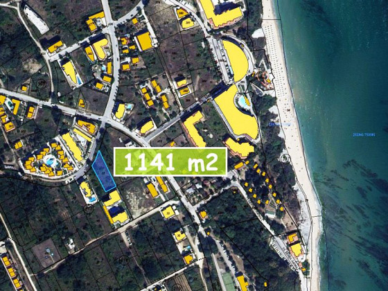 Terrain constructible de 1141 m², eau et électricité en bordure de propriété, vue mer, à 200 m de la plage