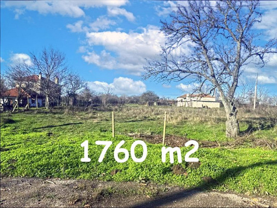 Terrain constructible de 1760 m², eau et électricité en bordure de route, dans un village recherché, à 7 km de Provadiya et d'un supermarché Lidl, et à 60 km de la mer.