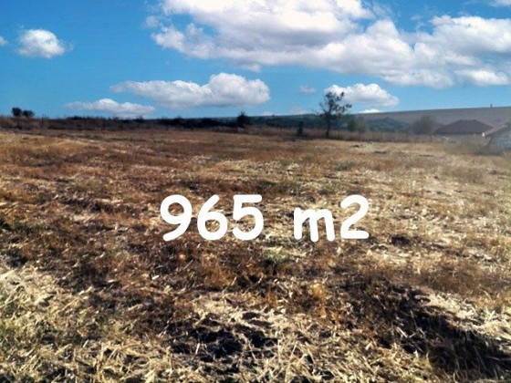 Terrain constructible de 965 m², eau et électricité en bordure de route, village recherché, à 30 km de la mer