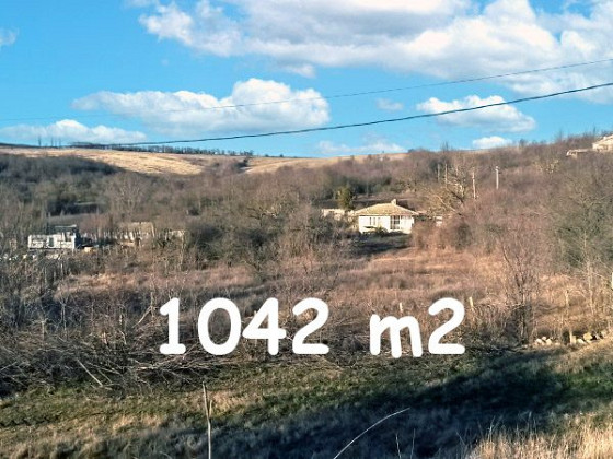 Terrain constructible de 1042 m², eau et électricité en bordure de route, à 3 km de la ville de Valchi Dol