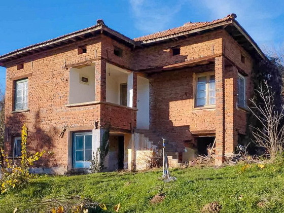 Maison de 120 m² située à seulement 2 km du lac Golf Pravets, à 30 minutes de l'aéroport de Sofia