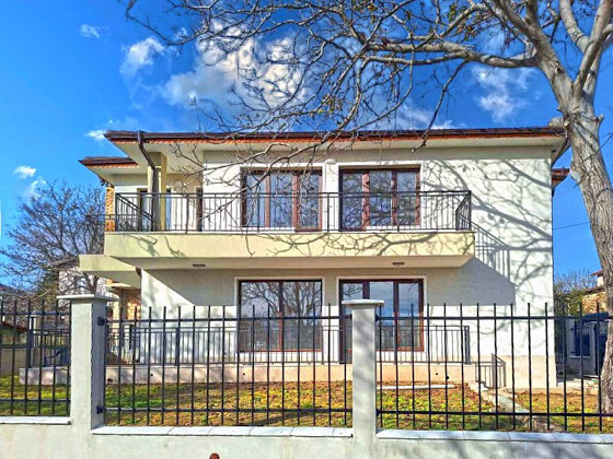 Новый дом площадью 150 кв.м, участок 320 кв.м, престижный район Варны, 1 км до моря.