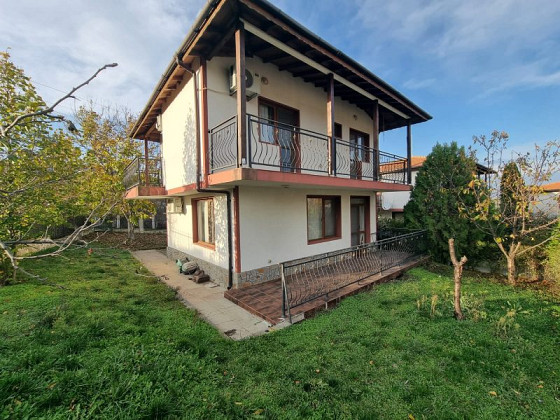 Maison meublée confortable de 116 m² sur deux étages, avec 2 chambres et 3 salles de bain, située dans un village recherché, à 12 km des plages.