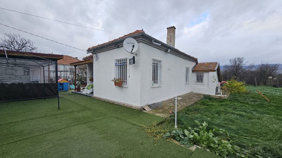 Maison rénovée et meublée de 115 m², terrain de 1000 m², village recherché, à 15 km de la mer