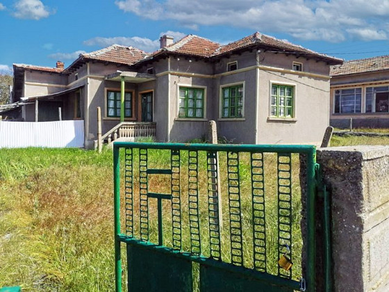 Maison de 110 m², terrain de 2000 m², à 25 km de la ville de General Toshevo