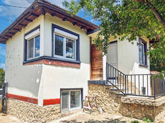 Maison de 80 m², toiture neuve, terrain de 1069 m², village recherché, à 60 km de la mer