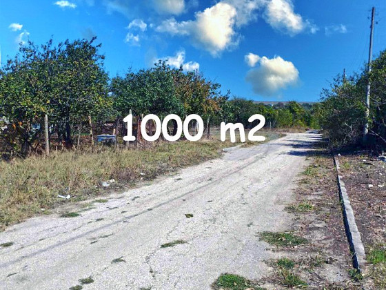 Terrain constructible de 1000 m², eau et électricité en bordure de route, à 25 km de la mer