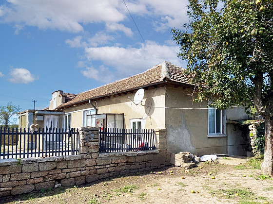 Maison de 99 m² avec 3 chambres, terrain de 1451 m², village recherché, à 8 km de la mer