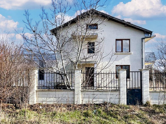 Дом площадью 275 кв.м, участок земли 1025 кв.м, 15 км до моря.