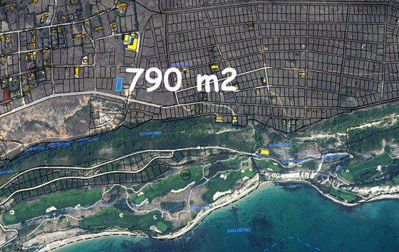 Terrain constructible de 970 m², eau et électricité en bordure de propriété, vue mer, à 2 km de la plage