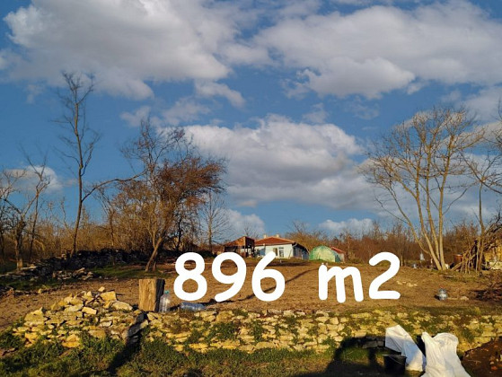 Terrain constructible de 896 m², eau et électricité en bordure de route, à 47 km de la mer