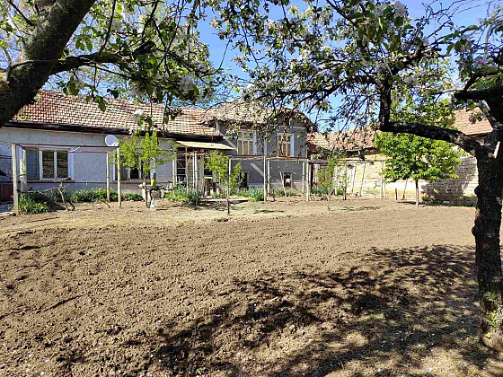 Maison de campagne bien entretenue avec dépendances et jardin dans le village de Kramolin