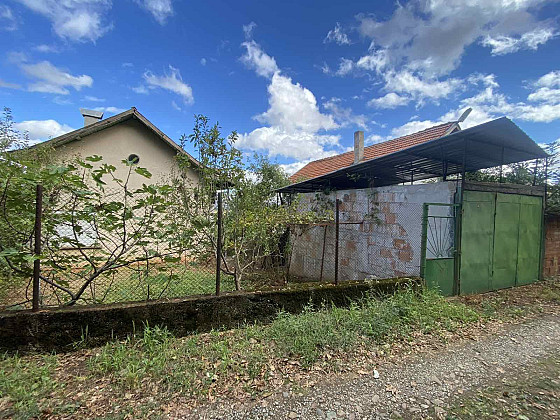 Villa à deux étages avec garage, vignoble et vue panoramique sur les montagnes dans le Vratsa Balkan