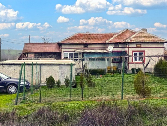 Maison de 120 m² avec 3 chambres, terrain de 1300 m², à 15 km de la ville de Dobritch
