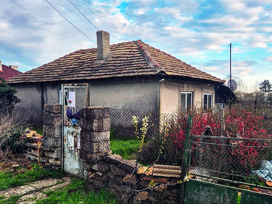 Maison de 3 chambres de 1000 m² à rénover, terrain de 1400 m², village recherché, à 10 km de la mer