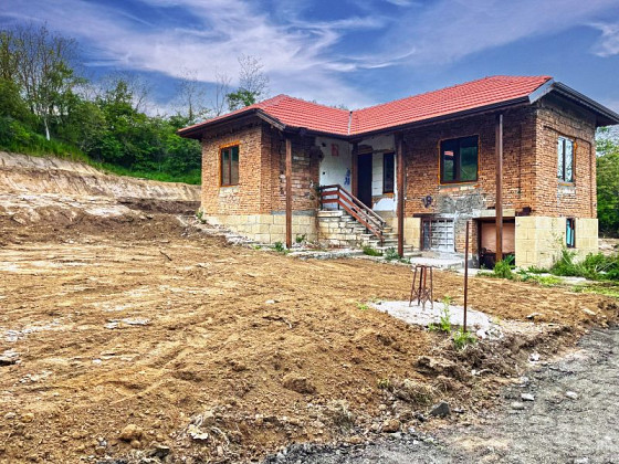 Maison de 80 m² avec 3 chambres, toiture neuve, terrain de 1400 m², située dans un village recherché, à 12 km de Razgrad.