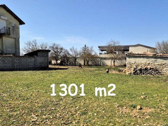 Terrain constructible de 1301 m², eau et électricité, à 2 km de la plage