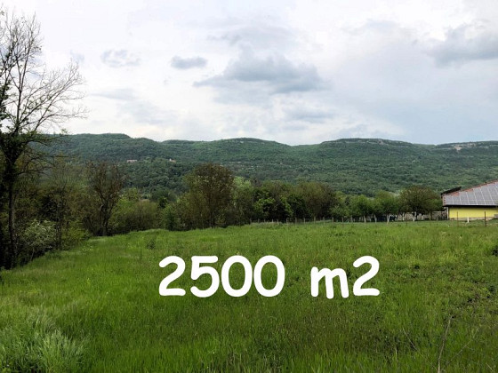 Terrain constructible de 2500 m², eau et électricité disponibles en bordure de route, à 20 km de la ville de Dalgopol.
