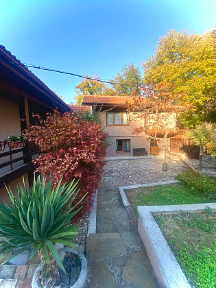 Elegant Family Estate with Guest House and Beautiful Landscaped Garden in Yablanitsa, Bulgaria