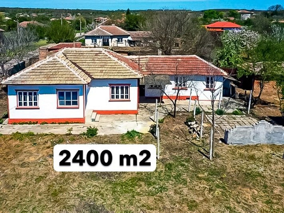 Maison de 100 m², terrain de 2400 m², grand village, à 20 km de la mer