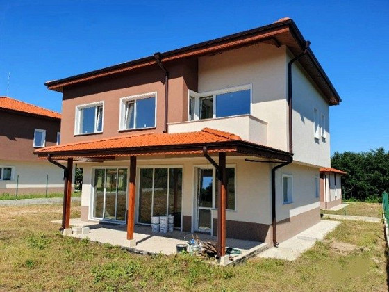 Maison neuve de 203 m², terrain de 579 m², village recherché, à 4 km de la mer