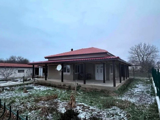 Дом площадью 100 кв.м, участок земли 1500 кв.м, 37 км до моря.
