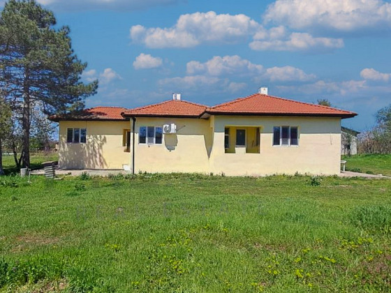 Отремонтированный бунгало площадью 128 кв.м с 3 спальнями, участок 2440 кв.м, 10 км до моря.