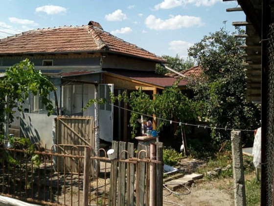 Дом площадью 90 кв.м, участок 2400 кв.м, 15 км до города Добрич, 55 км до моря.