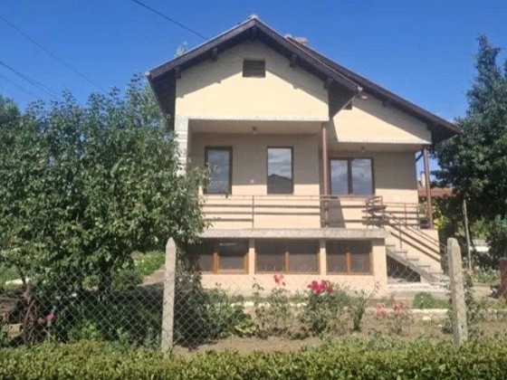 Полностью отремонтированный дом площадью 90 кв.м, участок 1200 кв.м, престижный поселок, 15 км до Дуная и города Силистра.
