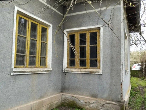 Maison de 100 m² à rénover, terrain de 2700 m², à 25 km de la ville de General Toshevo et à 65 km de la mer.