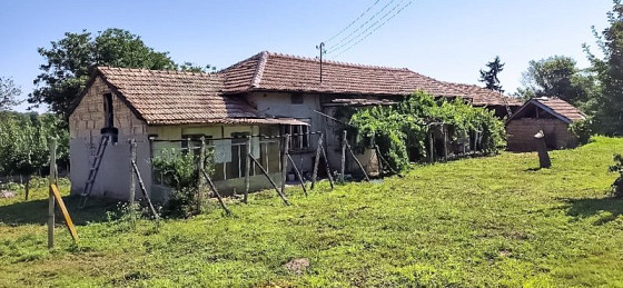 Дом с 3 спальнями, частично отремонтированный, участок 700 кв.м, район Велико Тырново.