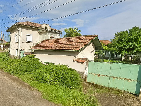 Maison de 120 m² avec 3 chambres, cuisine d'été, 2 garages, en Bulgarie centrale
