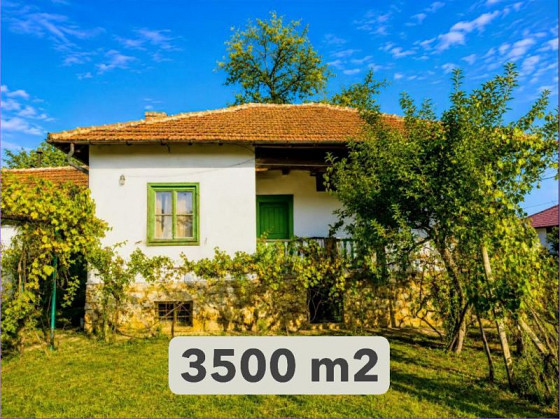 Maison de 115 m² avec 3 chambres, sur un terrain de 3500 m², en bordure d'un grand réservoir, à 5 km de la ville de Suhindol.