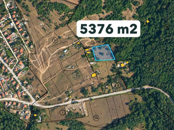 Terrain constructible de 5376 m², eau et électricité, à proximité d'une forêt, à 12 km de la mer
