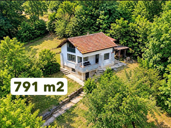 Maison de 80 m², terrain de 791 m², région montagneuse, à 7 km de la ville de Gabrovo