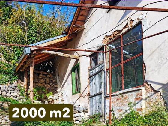 Дом площадью 240 кв.м, состоящий из двух отдельных зданий, расположен на участке земли площадью 2000 кв.м в живописной горной деревне, в 15 км от города Кюстендил.
