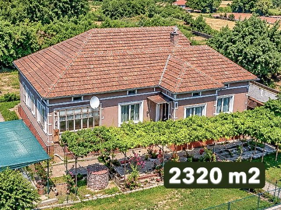 Maison de 80 m², terrain de 2320 m², à 20 km de la ville de Dobritch, à 60 km de la mer