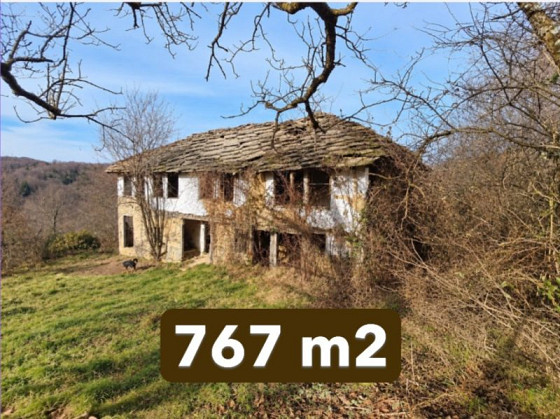 Maison authentique de 100 m² à rénover, terrain de 767 m², en périphérie d'une ville de montagne, à 7 km de Tryavna.